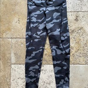 Vineyard Vines Reversable Leggings Camo Whale XXS